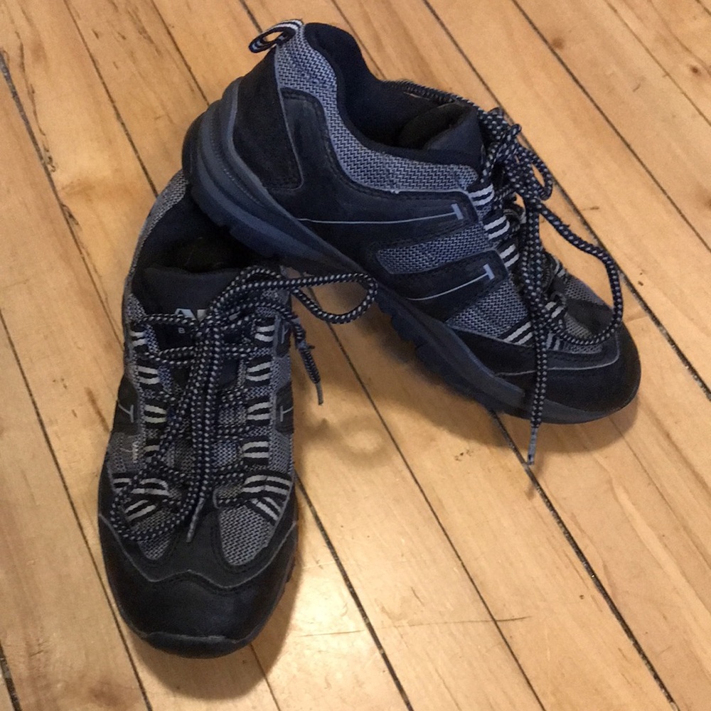 Boys grey hiking sneakers 5.5 black Air Balance unisex athletic gear